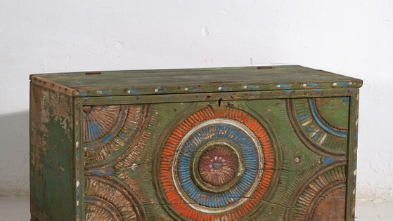 Malle ancienne sculptée style art populaire (c.1900) #79 – Armoires de rangement (photo 3 of 40)