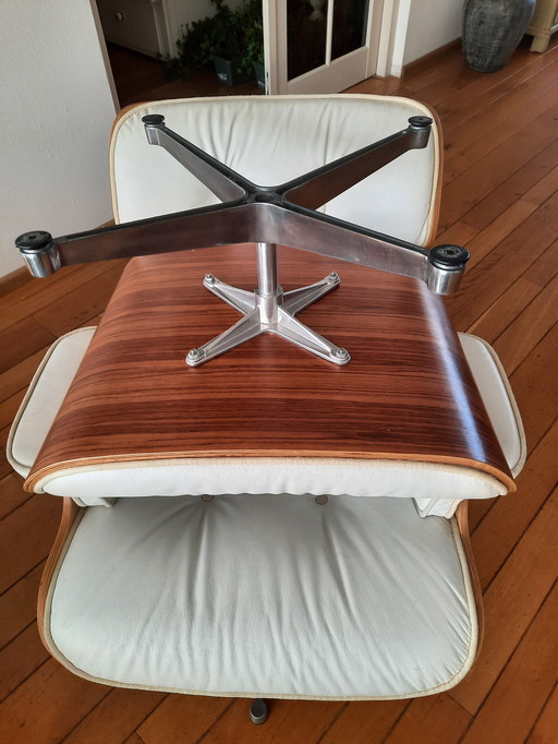 Chaise longue Eames en cuir blanc + Ottan (pouf)