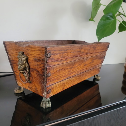Magnifique bol ancien orné de têtes de lion en laiton