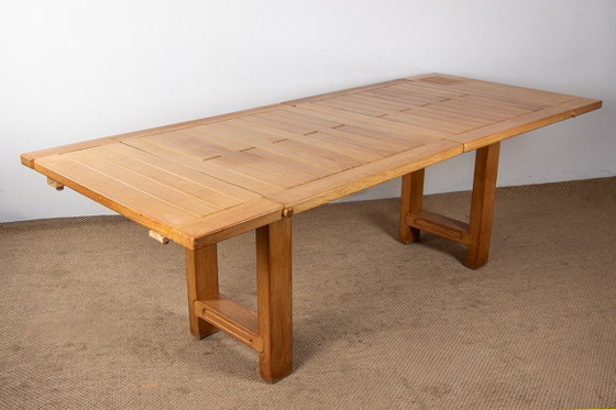 Image 1 of Gran mesa de comedor extensible de roble macizo, diseñada por Guillermo y Chambron en 1960.