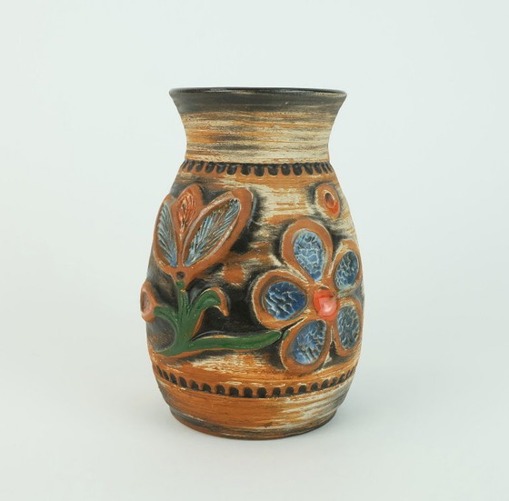 Image 1 of VASO in ceramica anni '60 con decoro floreale in rilievo multicolore modello 94 17