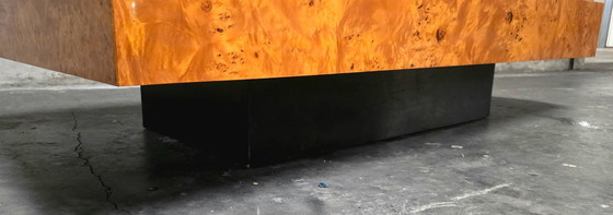 Image 1 of Table basse Jean-Claude Mahey pour Roche Bobois, placage de loupe d’orme, années 70