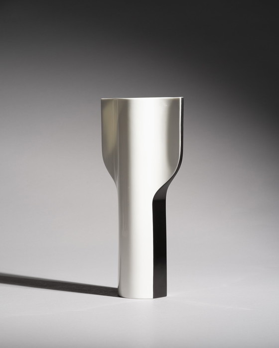 Image 1 of Ritzenhoff „PURE“ Skulpturale Porzellanvase, Entwurf Wolf Karnagel, 30 cm, Deutschland