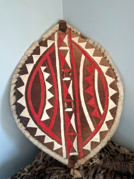 Image 1 of Afrikaanse tribale kunst: Maasai-schild en Pende-ritueelfiguur - Decoratie