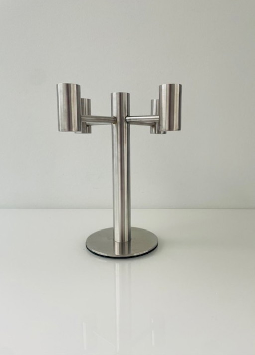 Candelabro de cinco brazos de acero inoxidable, diseño moderno.