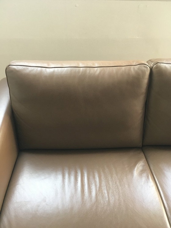 Image 1 of Zweisitziges Designer-Ledersofa von Touché in neuwertigem Zustand.