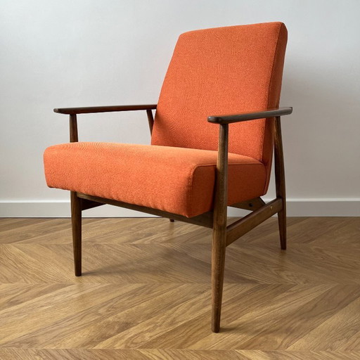 Vintage oranje Poolse fauteuil: loungestoel uit het midden van de 20e eeuw, gerestaureerd.