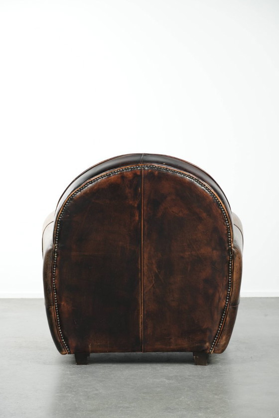 Image 1 of Elegante poltrona dal design Art Déco, rivestita in comoda pelle di pecora.