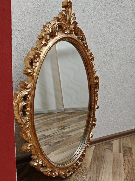 Image 1 of Ovale spiegel met gouden houten lijst uit een nalatenschap
