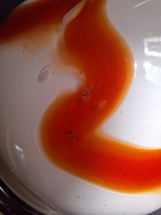 Image 1 of Grand vase en cristal Simais dans une forme d'art libre soufflé à la bouche et formé à la main. Verre de lait aux accents orangé