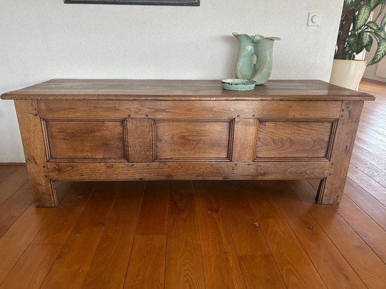 Image 1 of Baúl de pan de madera de castaño, siglo XVIII