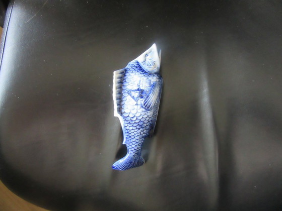 Image 1 of Oud Delfts keramisch beeldje van een blauw-witte vis, decoratief object, vintage