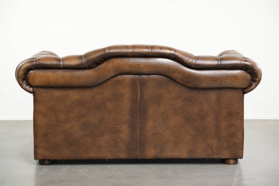 Image 1 of Tijdloze en mooie Engelse rundleren chesterfield 2 zits bank in een luxe kleur