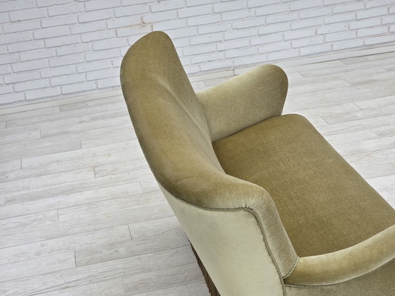 Image 1 of Sofá danés de dos plazas, años 60, terciopelo verde, patas de madera de haya.