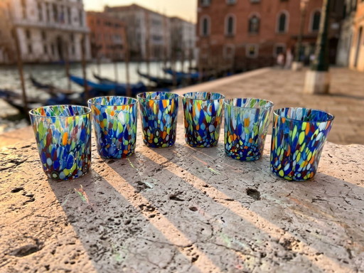 Juego de 6 vasos de vidrio soplado veneciano con efecto Murano Murrine fusionado en vidrio, hechos a mano en Italia.