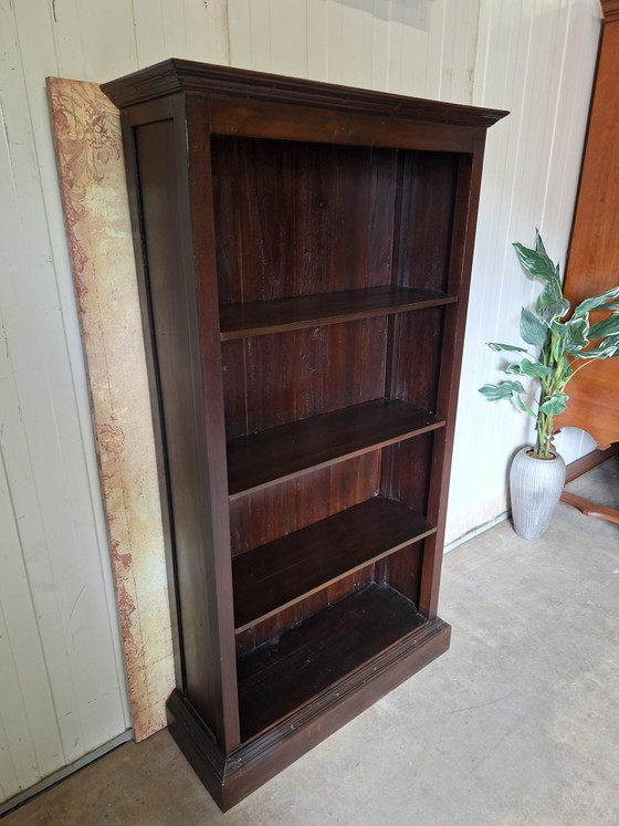Image 1 of Dimensiones de la librería colonial de teca: 98 x 34 cm y 180 cm de alto.