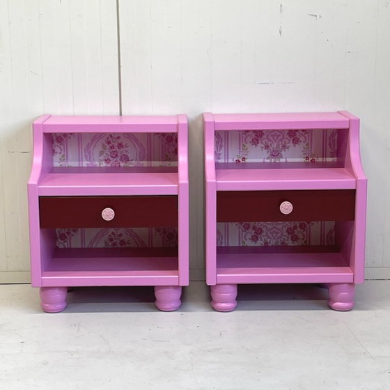 Image 1 of Set di 2 comodini con carta da parati rosa/rosso/vintage, unico nel suo genere.