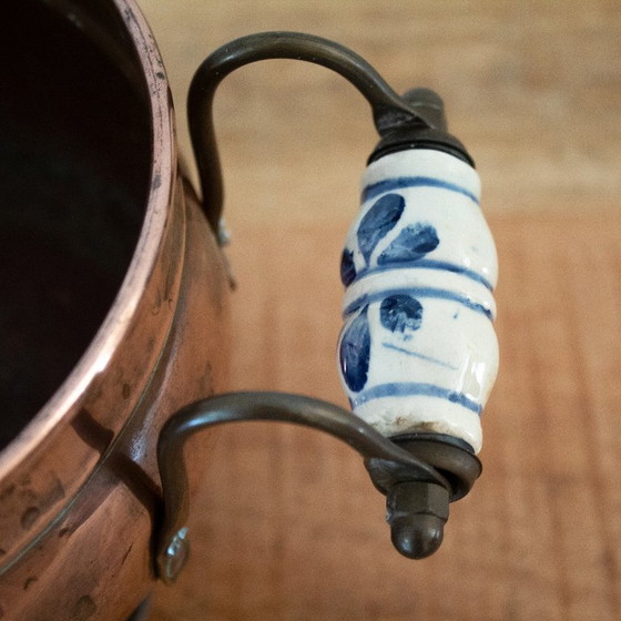 Image 1 of Vintage bloempot op voet uit de jaren '50 van koper, messing en Delfts blauw porselein