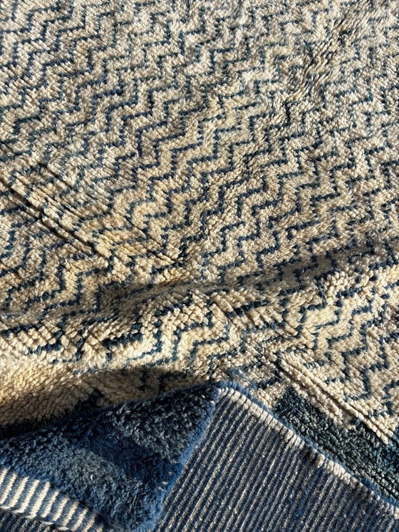 Image 1 of Handgemaakt Marokkaans Mrirt wollen tapijt 260x300 cm – Wit en blauw minimalistisch geometrisch ontwerp