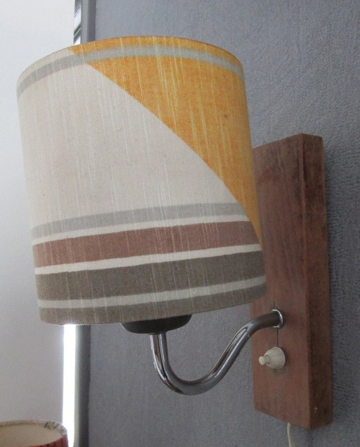 Vintage Jaren 70 Wandlamp – Retro Stoffen Kap & Houten Armatuur