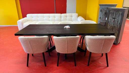 Richmond Interiors Oakura eettafel