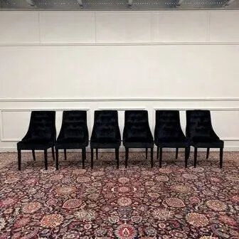 Set van zwart gestoffeerde Chesterfield stoelen, Eetkamerstoelen (foto 2 van 12)