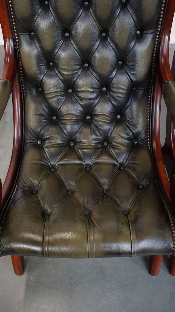 Image 1 of 2 poltrone Chesterfield inglesi in pelle di mucca verde con legno