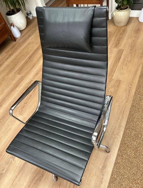Vitra Armchair Black Leather and Chrome - Very Good Condition (photo 2 of 6)