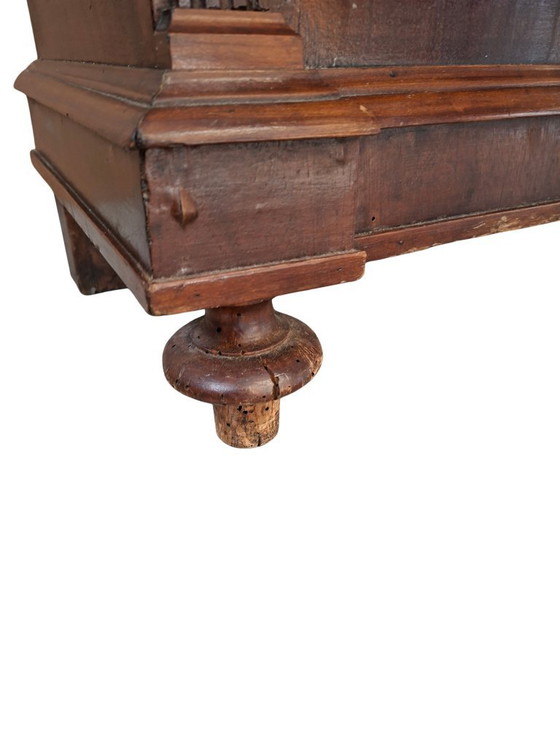 Image 1 of Een paar "Temple"-nachtkastjes uit het einde van de 19e eeuw.