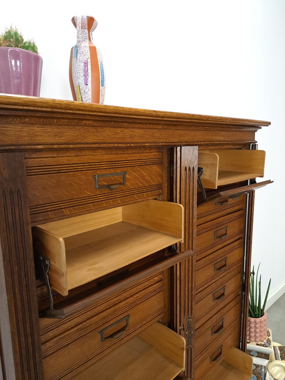 Image 1 of Ancienne commode d'archives en bois