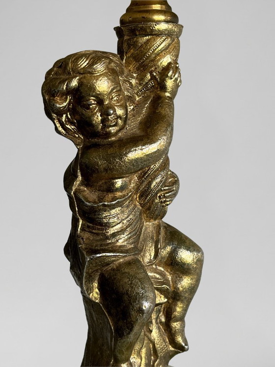 Image 1 of Lampe de table style Louis XVI au putto en métal doré et base effet onyx – 48 cm