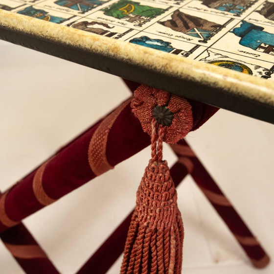 Vassoio araldico di Piero Fornasetti, montato come tavolo su base Foldes, anni '50 – Tavolini, Wood, Velvet (photo 18 of 20)