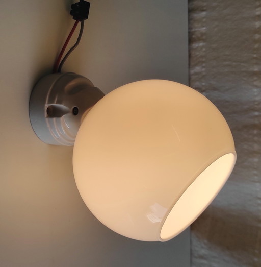 Wandlamp in art-decostijl met porseleinen en opaalglazen bol - jaren 1930/40