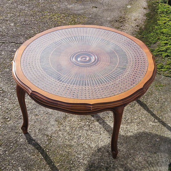 Image 1 of Tavolino da caffè rotondo vintage francese in legno, vetro e rattan - Grande tavolo da salotto in stile Luigi XV - anni '60