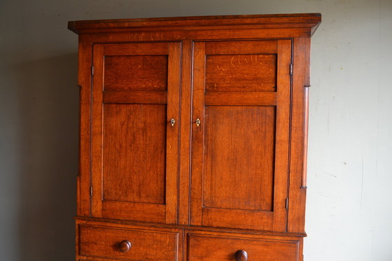 Image 1 of Cabinet ancien en chêne anglais.