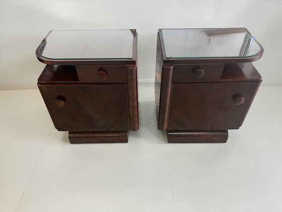 Image 1 of Paar deutsche Streamline - Art Deco Nachttische aus den 1940er–50er Jahren mit wunderschönem Maserfurnier und Glasauflage