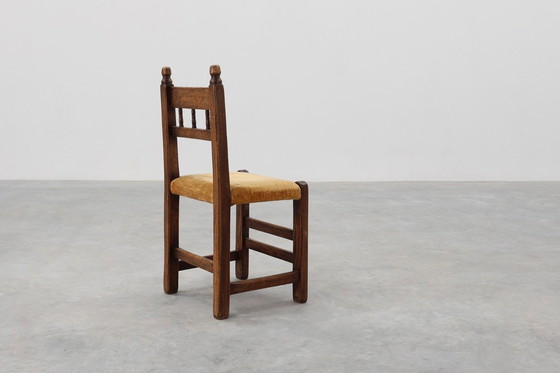 Image 1 of Sedia laterale spagnola in rovere intagliata a mano del XIX secolo con seduta in velluto