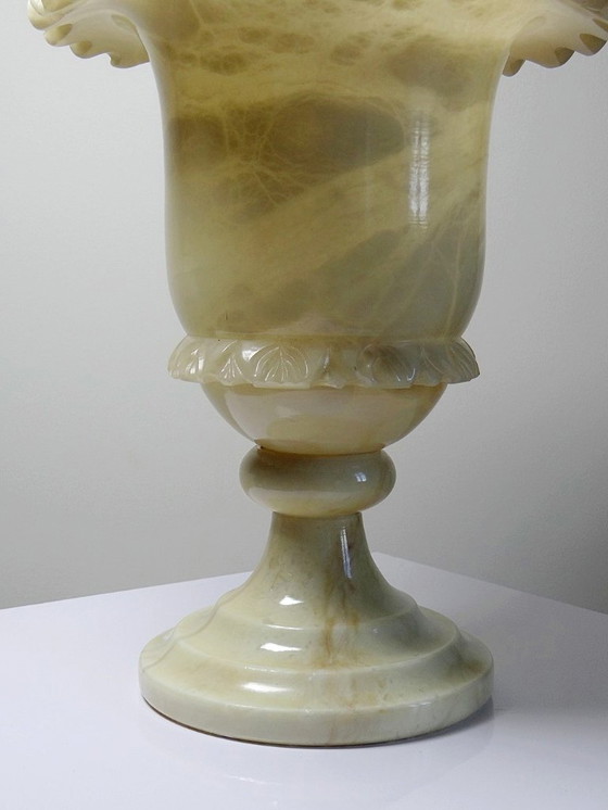 Image 1 of Large Medici vase in alabaster/yellowish marble, Belle Époque style