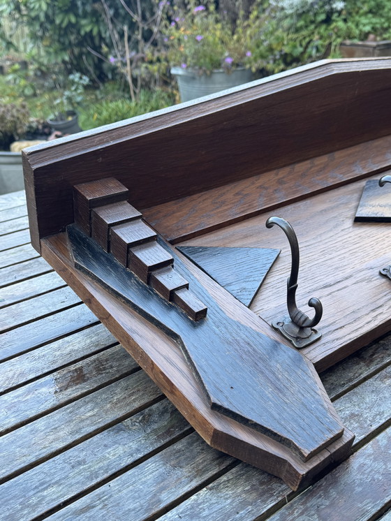 Image 1 of Porte-manteau de l'école d'Amsterdam | vers 1920 | Chêne massif | Une pièce qui attire tous les regards