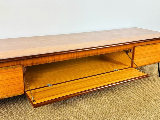 Image 1 of Aparador bajo escandinavo de teca con patas de horquilla, 1960.