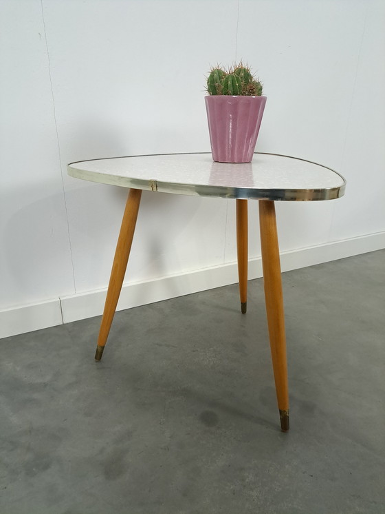 Image 1 of Tavolino alto con piano in formica grigio-bianco