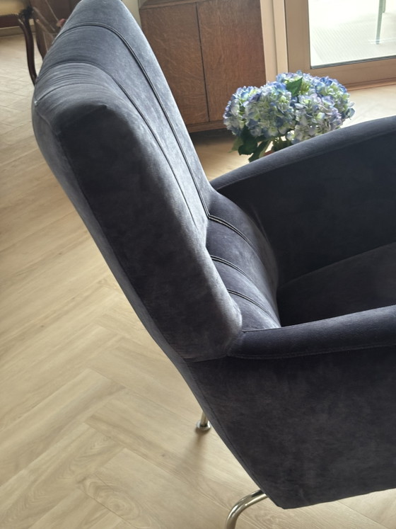 Moderne fauteuile in de kleur korenblauw fluweel,met roomkleurige lederen details in de rugleuning, met (photo 3 of 6)