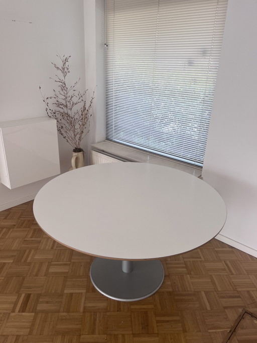Metaform Orfis ronde tafel met metalen onderstel