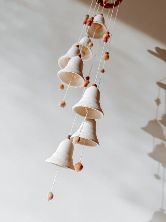 Image 1 of Carillon a vento in ceramica con campana in cima - ciondolo vintage fatto a mano