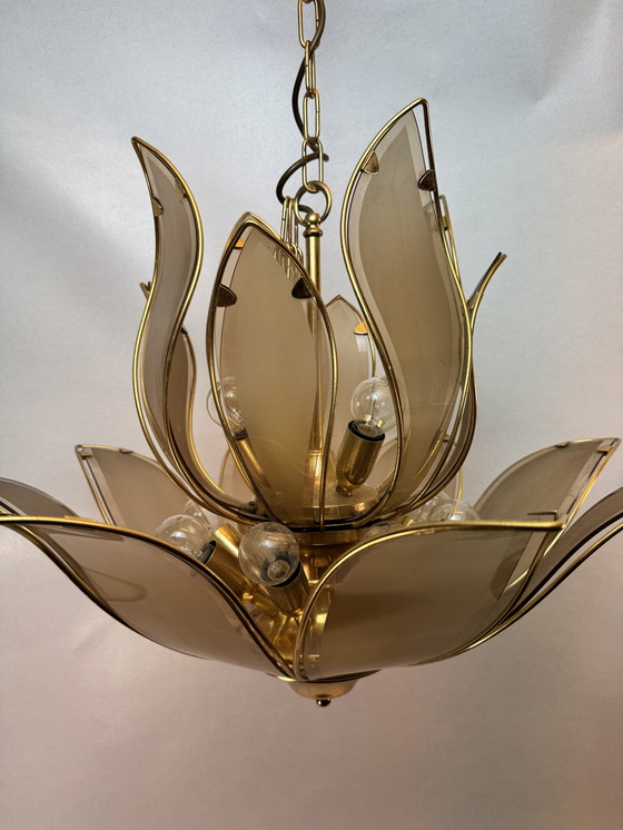 Image 1 of Grande lampada a sospensione "Lotus" d'epoca in vetro fumé e ottone - stile Hollywood Regency