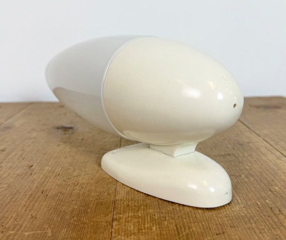 Image 1 of Industriële witte bakelieten wandlamp met melkglas, jaren 1950