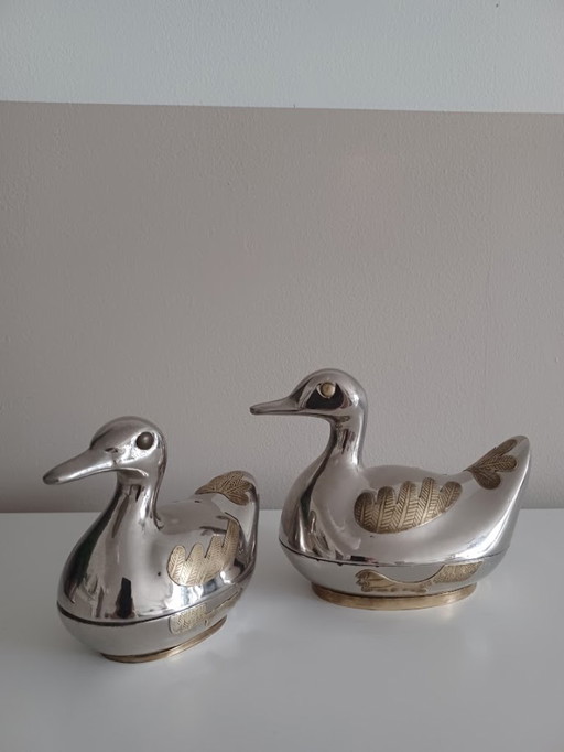 Coppia vintage di anatre di latta con rame. Scatole portaoggetti.