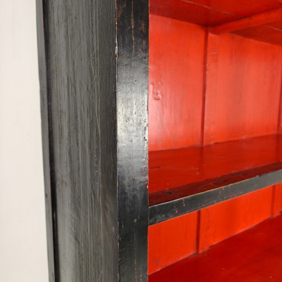 Image 1 of Gran vitrina/librería abierta china antigua con laca roja en el interior.