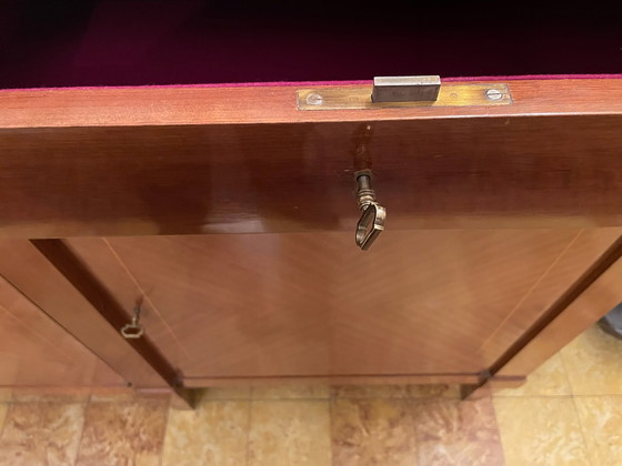 Image 1 of Elegante commode van massief mahoniehout met 4 deuren en 4 lades in de Directoire-stijl.
