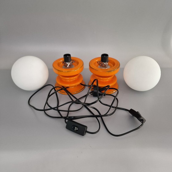Image 1 of Set van 2 Vintage Tafellampen – Oranje Keramiek & Opaalglas – Space Age Look – E14 – 22 cm Hoog. MCM, 1970s.